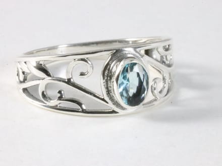 Fijne opengewerkte zilveren ring met blauwe topaas - maat 20
