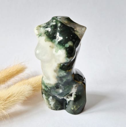 Mosagaat vrouwenbeeldje 8 cm (#38) – handgeslepen edelsteen carving