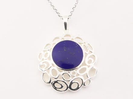 Grote opengewerkte zilveren hanger met lapis lazuli aan ketting