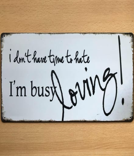 Metalen tekstbord I dont have time to hate Im busy LOVING