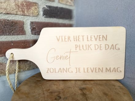 Creaties van Hier - serveerplankje - vier het leven - 35 cm - hout