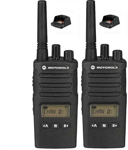 Set van 4 Motorola XT460 IP55 PMR446 met D-shape oortje M1 en tafellader