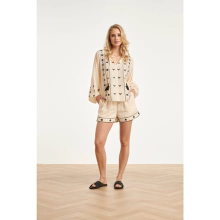 Smashed Lemon Off white blouse met zwarte borduursels en strikkoord |