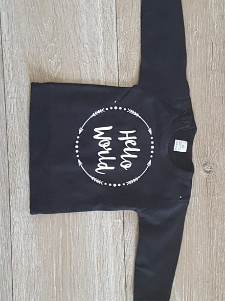 Babyshirt met opdruk "Hello world"