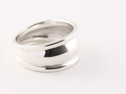 Brede hoogglans zilveren ring met ribbels - maat 17