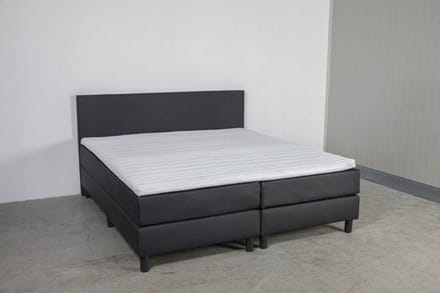 Boxspring Bravo - 200 x 200 cm - Luxe Pocketvering - Skai Zwart - Inclusief Topmatras - 2-Persoons