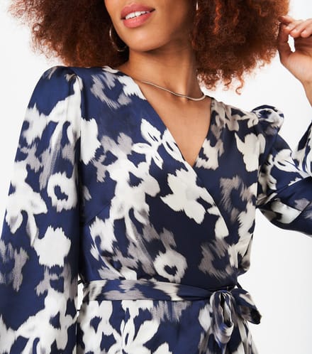 Assymetrische midi-jurk met zoomomslag