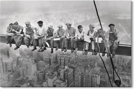 Canvas Schilderij Lunch atop a Skyscraper - 90x60 cm