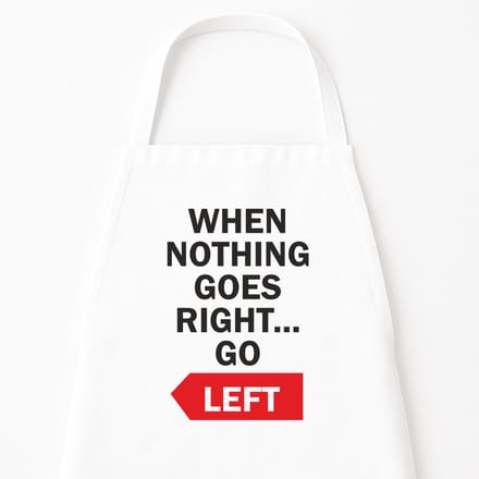 Go Mama - Keukenschort “When nothing goes right, go left” – Grappig kookschort – One Size – Verstelbaar – Wit – Moederdag cadeau – Cadeau voor haar