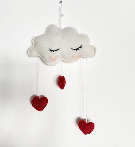 Wolk mobiel met hartjes vilt 47x22x5cm
