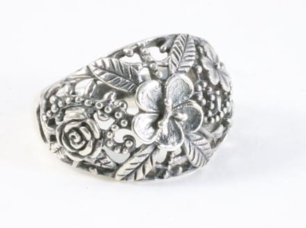 Brede opengewerkte zilveren ring met bloemen motief - maat 18