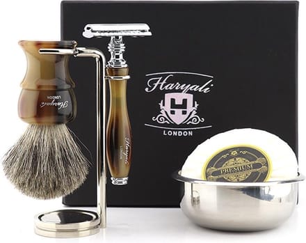 Een complete scheerset voor het scheren van mannen met DE Safety Razor, scheerkwast, scheerstandaard, scheerkom en zeep