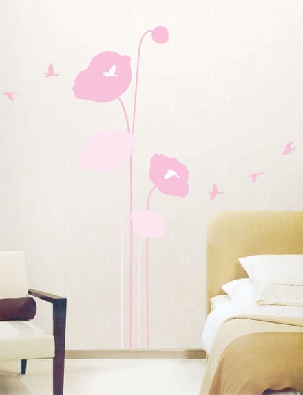 Decoratieve muurstickers met roze tulpen en vogels.