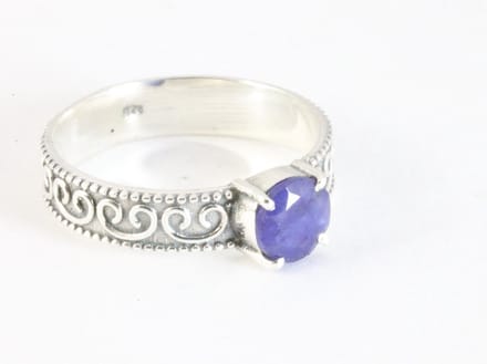 Fijne bewerkte zilveren ring met blauwe saffier - maat 17