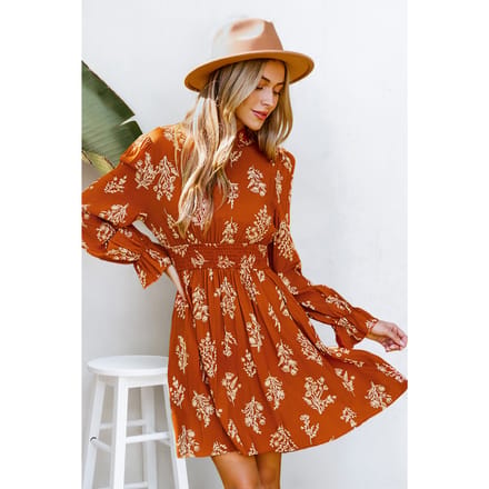 Minivestido con mangas abullonadas y estampado floral en color naranja quemado
