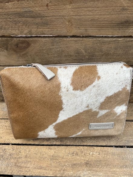 Bag2Bag Perth – Stijlvolle Leren Schoudertas met koeienhuid -print 2