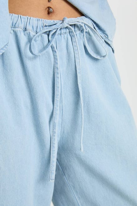 boohoo Dames Chambray Haltertop Met Schommelmodel | Licht Gebleekt | Maat: 36