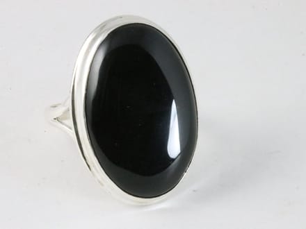 Grote ovale zilveren ring met onyx - maat 21