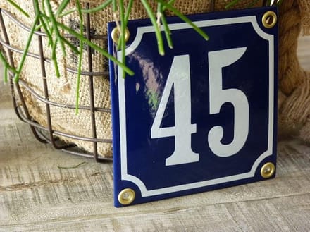 Emaille huisnummer 10x10 blauw/wit nr. 45