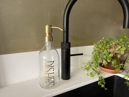 BBBLS® Design Dispenser "Dishes" | Transparant Glas | 500ml | RVS / Metaal Pomp Goud | Zeeppomp | Zeepdispenser | Zeephouder