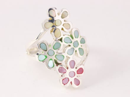 Langwerpige zilveren bloemen ring met veelkleurige schelp - maat 18
