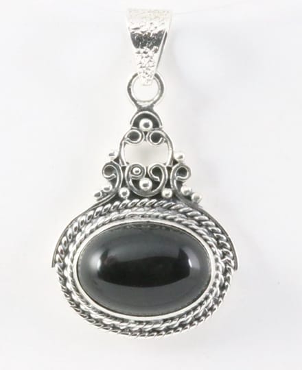 Bewerkte zilveren hanger met onyx