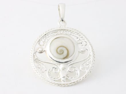 Ronde opengewerkte zilveren hanger met shiva oog schelp