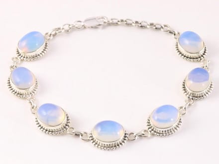 Bewerkte zilveren armband met vuuropaal