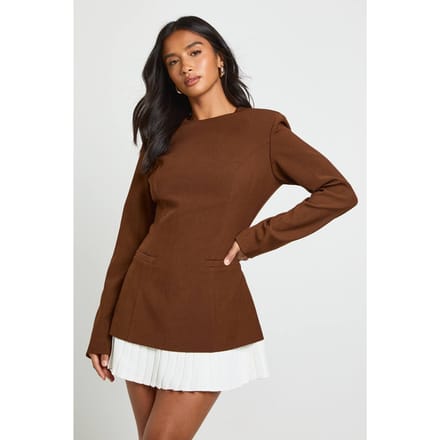boohoo Dames Petite getailleerde geplooide zoom gestructureerde mini-jurk | Chocoladebruin | Maat: 40