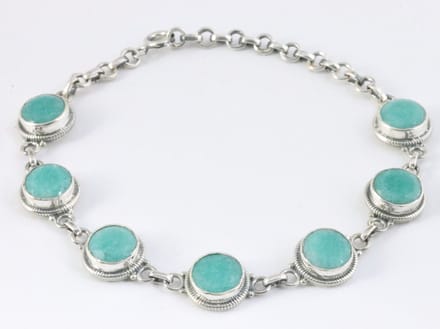 Bewerkte zilveren armband met smaragd