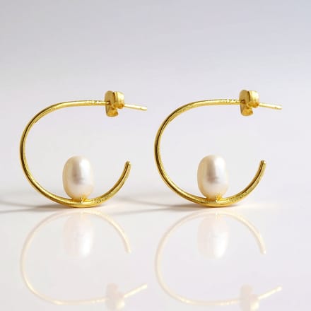 Cavill - 925 Sterling Zilver Vergulde Oorbellen met Witte Zoetwaterparels 6,5x5,5 mm - Minimalistisch Asymmetrisch Design - 20 mm