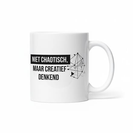 Creatieve Tekst Mok 330 ml – “Niet Chaotisch, Maar Creatief Denkend” Koffie- & Theemok Cadeau