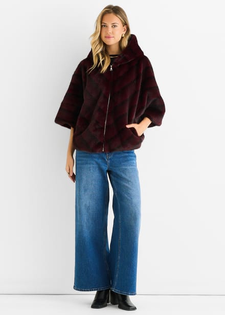 Bordeauxrode cape met capuchon en chevronmotief van imitatiebont