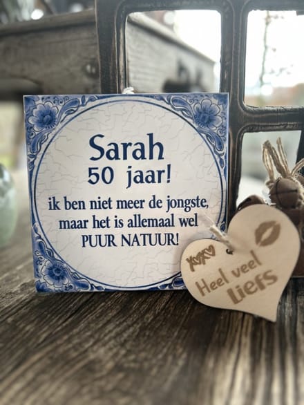 Creaties van Hier - Tegeltje Sarah met houten hartje - 15 cm – Keramiek