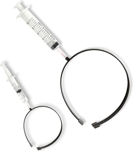 Injectienaald door hoofd