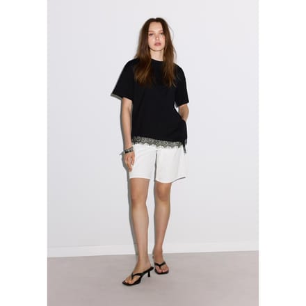 Stradivarius T-shirt met korte mouw en kanten zoom  Zwart S