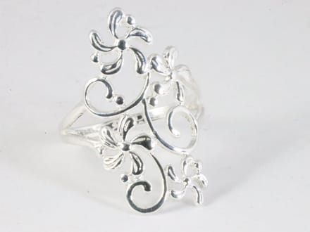 Fijne langwerpige zilveren ring met bloemen - maat 18