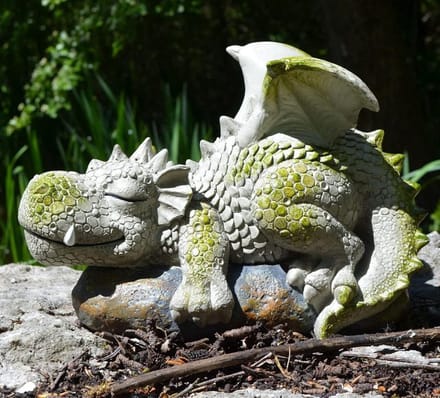 Boutique Trukado - Beeld/figuur - Tuindraak "Siesta" - Draak Liggend op de Rots - 25cm