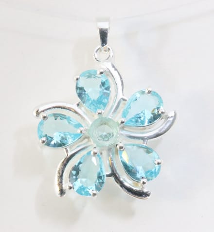 Bloemvormige zilveren hanger met blauwe topaas