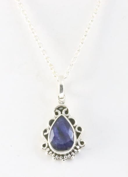 Fijne bewerkte zilveren hanger met blauwe saffier aan ketting