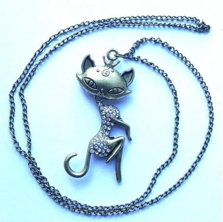 Lange ketting met sexy poes strass hanger