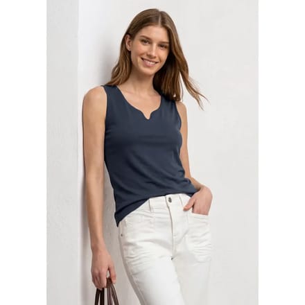 Basic top met hartvormige halslijn