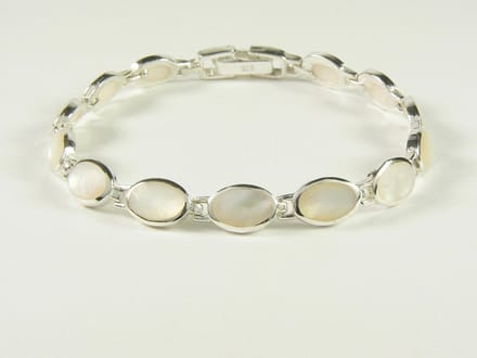 Zilveren schakelarmband met parelmoer