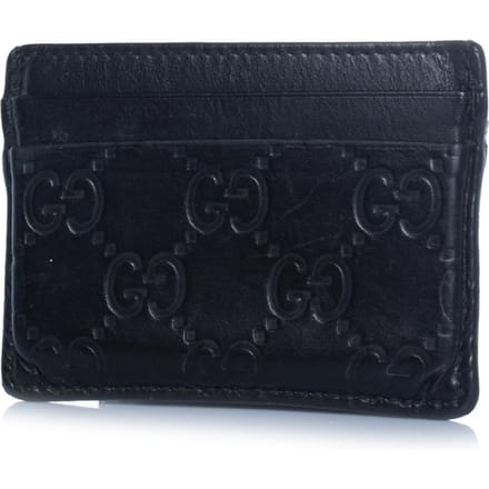 Gucci kaarthouder van zwart leer met monogramreliëf.