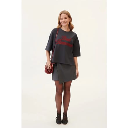 T-shirt dames She is Sunday Bad Romance