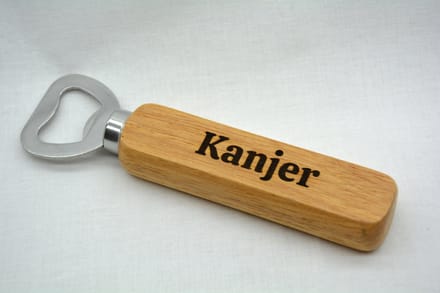Houten Flesopener - Bieropener met tekst "Kanjer" gegraveerd