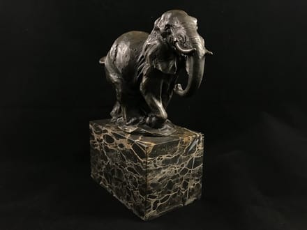Een beeld van een olifant, bronzen beeld, prachtige olifant vervaardigd uit brons