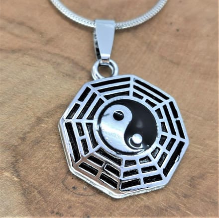 hanger - rvs - Yin Yang in web - symbool voor: balans, harmonie, dynamiek en verbondenheid.