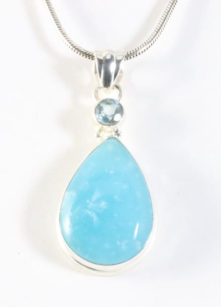 Zilveren hanger met smithsoniet en blauwe topaas aan ketting