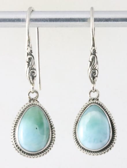 Traditionele bewerkte zilveren oorbellen met larimar